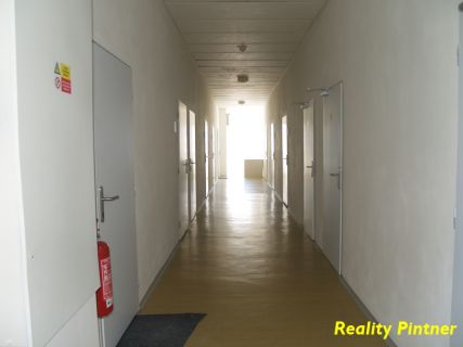 PRONÁJEM kanceláře 30 m2 s archivem a parkováním  v Příbrami V - Zdaboři